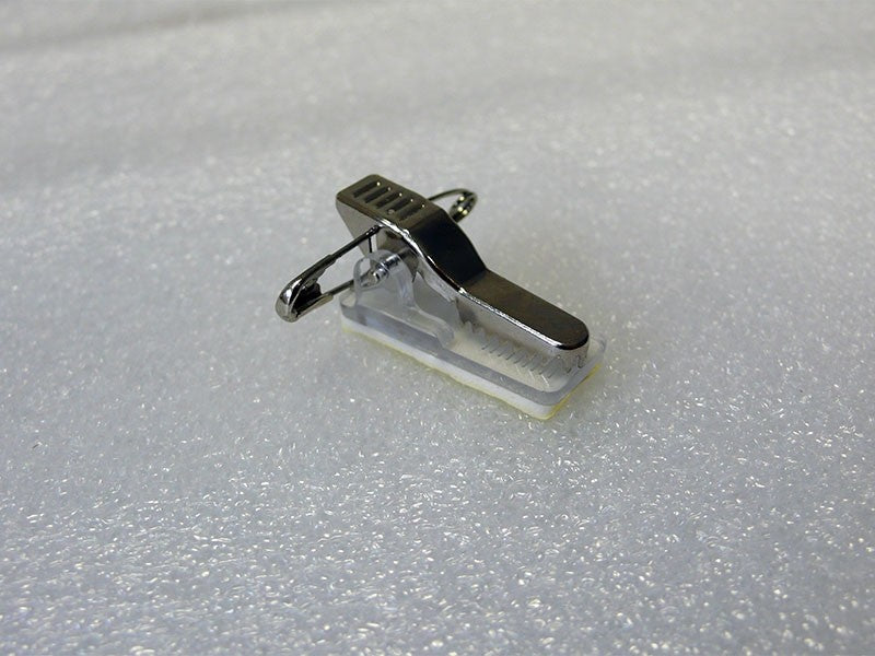 Selbstklebender Kartenhalter mit Alligator Clip und Anstecknadel