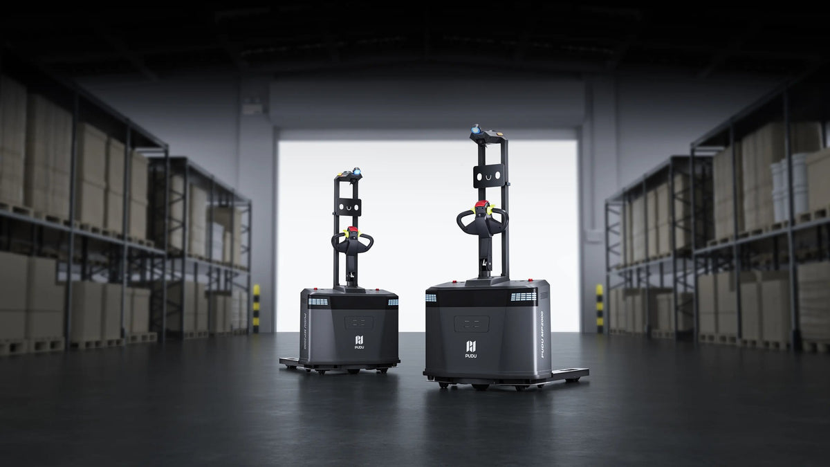 Zwei PUDU MP2000 Paletten-Transportroboter im Lager