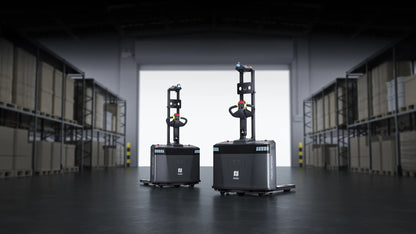 Zwei PUDU MP2000 Paletten-Transportroboter im Lager